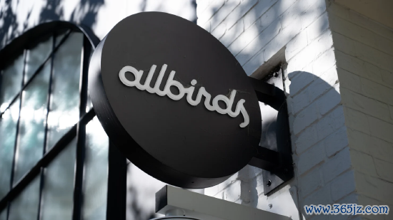 2025 年 8 月 25 日，加利福尼亚州沃尔纳特克里克市，鞋类品牌 Allbirds 门店外立面牌号。